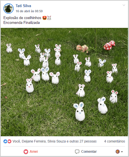 Post no Facebook de amigurumis de coelhos em um gramado